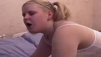 Молодая девчушка с хвостиками лижет хуй и чпокается на кровати